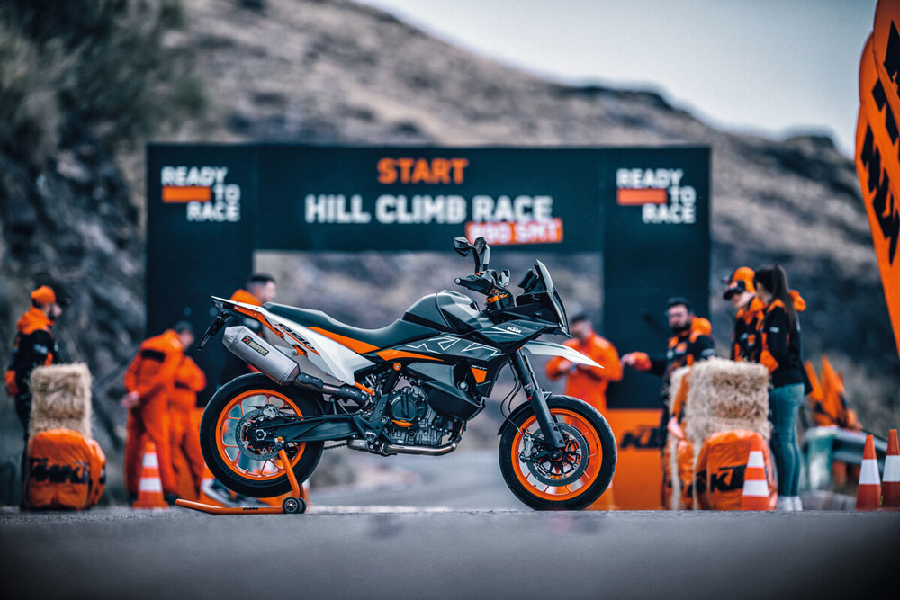 La KTM 890 SMT nace como una moto con espíritu de competición
