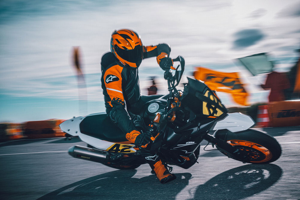 La posición de conducción hace que el piloto vaya más dentro de la moto