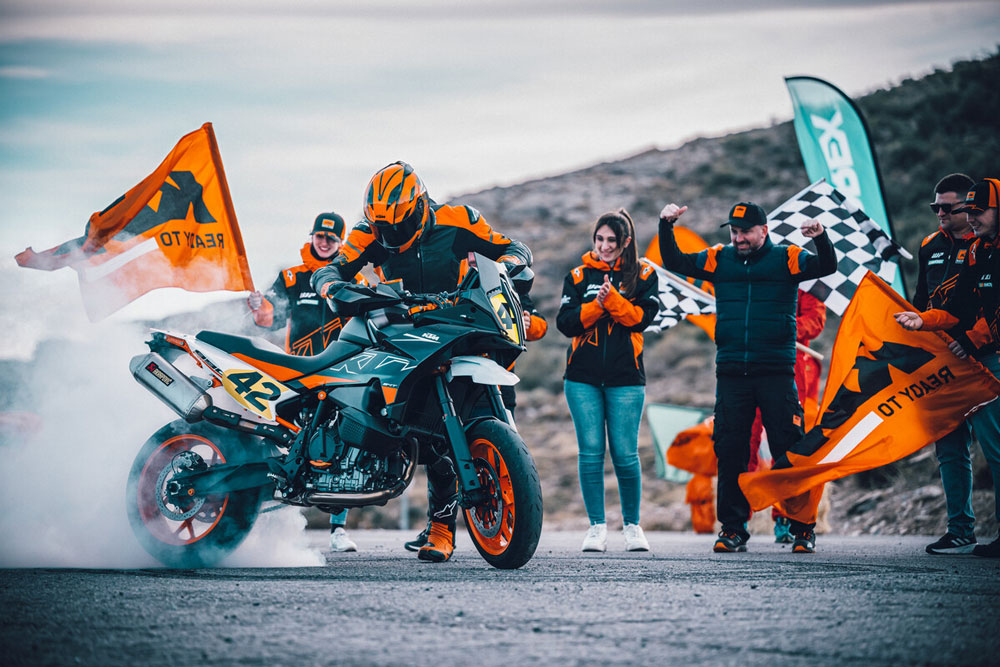 Esta supermoto se puede convertir en la reina de las carreteras de montaña