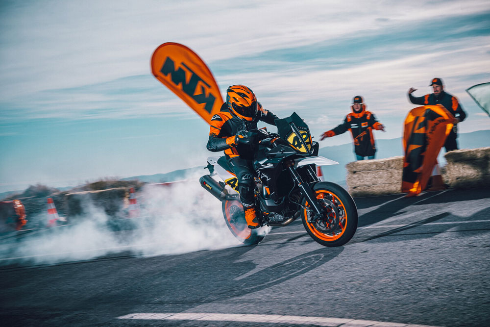Con la SMT se cierra el círculo de las 890. junto con la naked y la Adventure