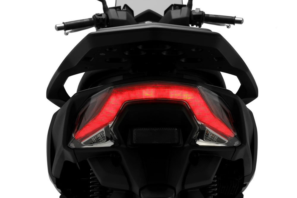 Un detalle del arco luminoso de la zaga del scooter.