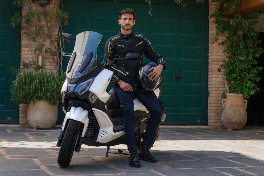 El SYM Joyride 300 es tu moto si tienes que hacer desplazamientos dentro y fuera de la ciudad.