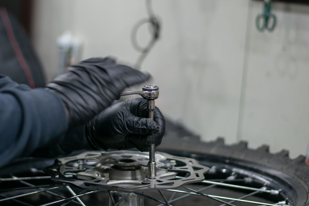 Elegir correctamente unos buenos discos para los frenos de la moto es clave para nuestra seguridad.