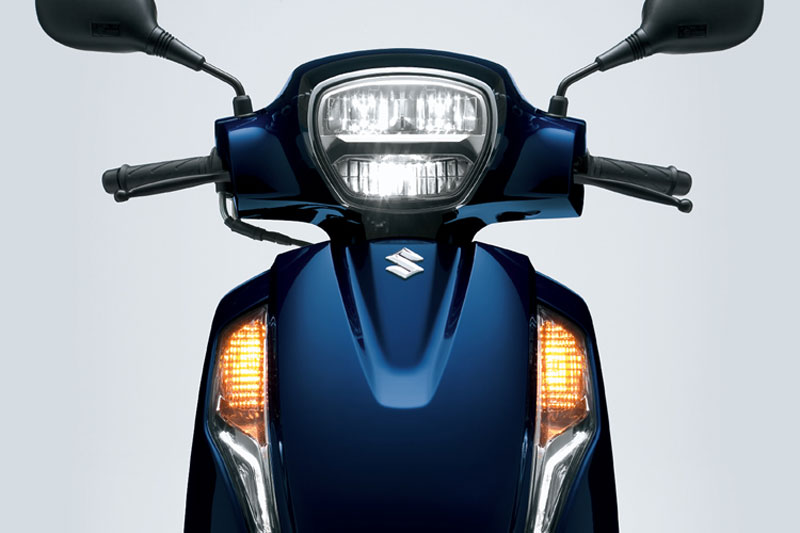 Detalle del frontal del Suzuki Adress 125.