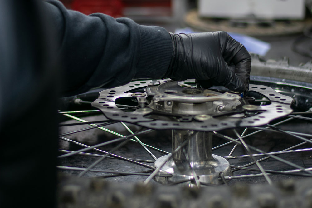 ¿Cuándo hay que cambiar los frenos de disco de nuestra moto?