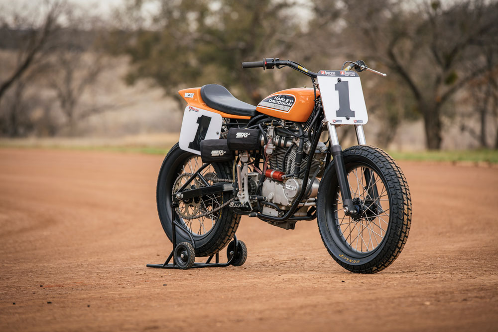Harley Davidson tiene un sentido de la deportividad muy americano, basado en las carreras de flat track.