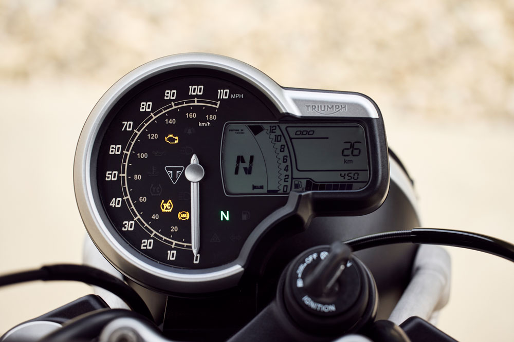 Un detalle de buen gusto: Dejar un velocímetro analógico con una pantalla de información adicional.