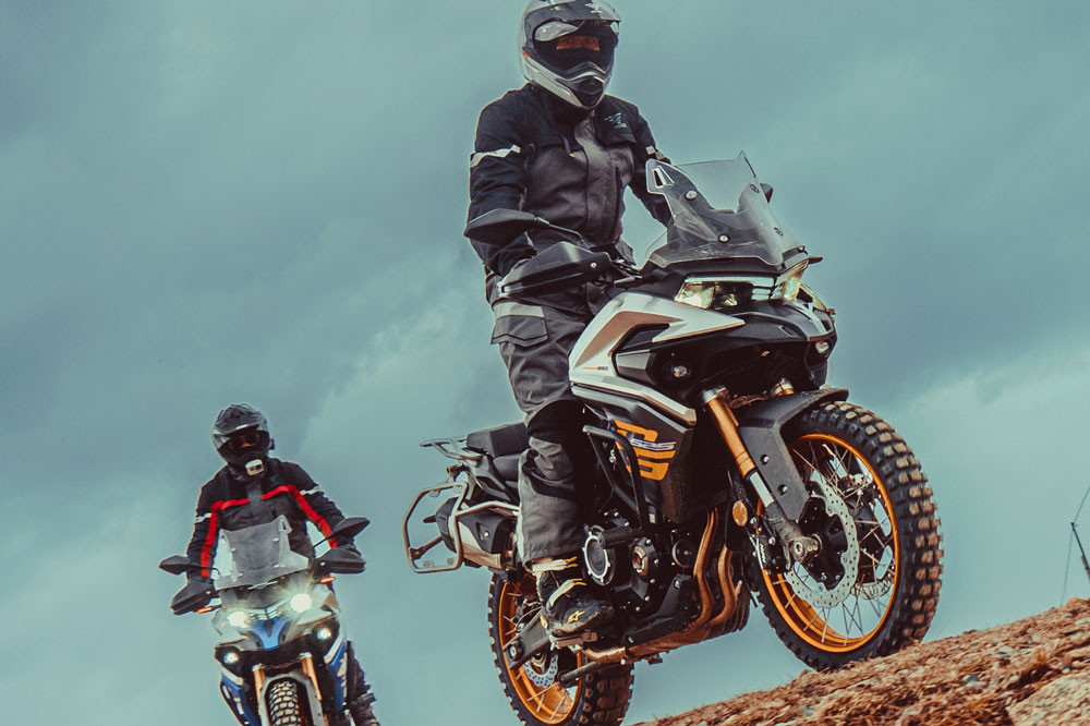 Las llantas de radios dan un toque más off road a esta Voge.