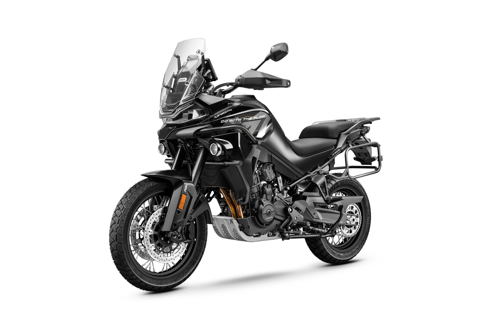 La CFMoto 800 MT Explore cuenta con modos de conducción y ayudas como control de tracción y de estabilidad.