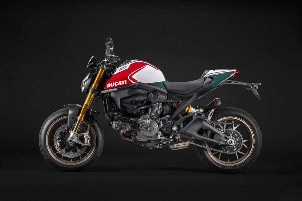 En la tija de la moto verás el número de producción de tu exclusiva Monster.