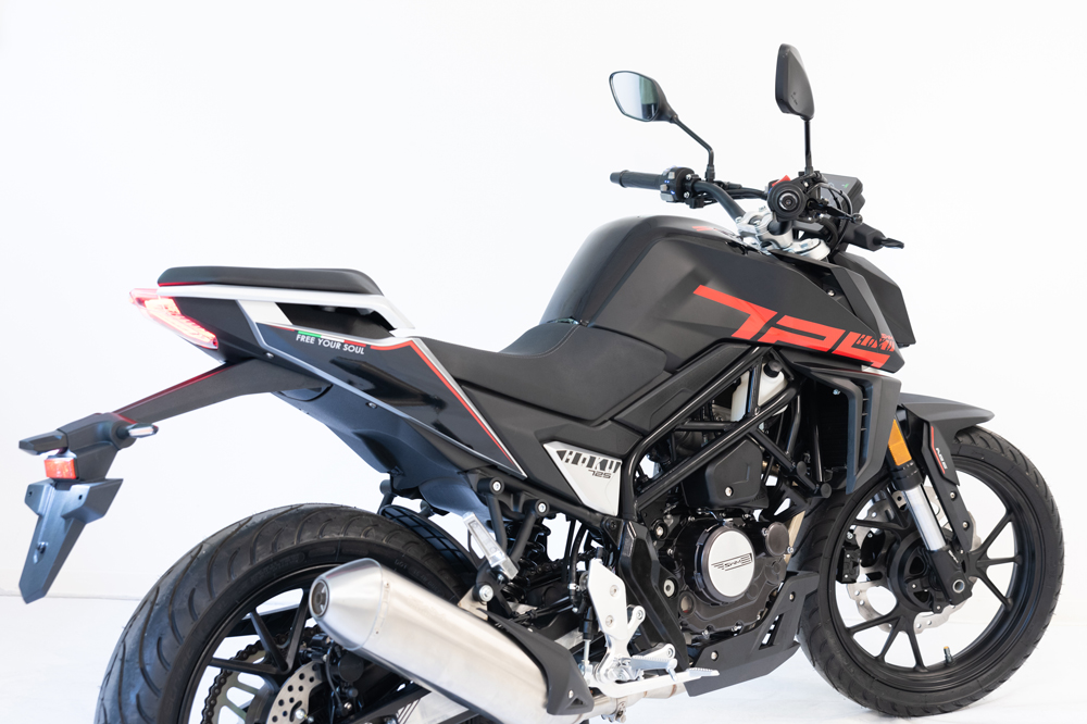 El diseño de esta SWM Hoku recuerda mucho al de las KTM Duke
