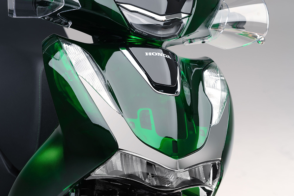 La estética de este scooter 125 con plásticos transparentes es impactante.
