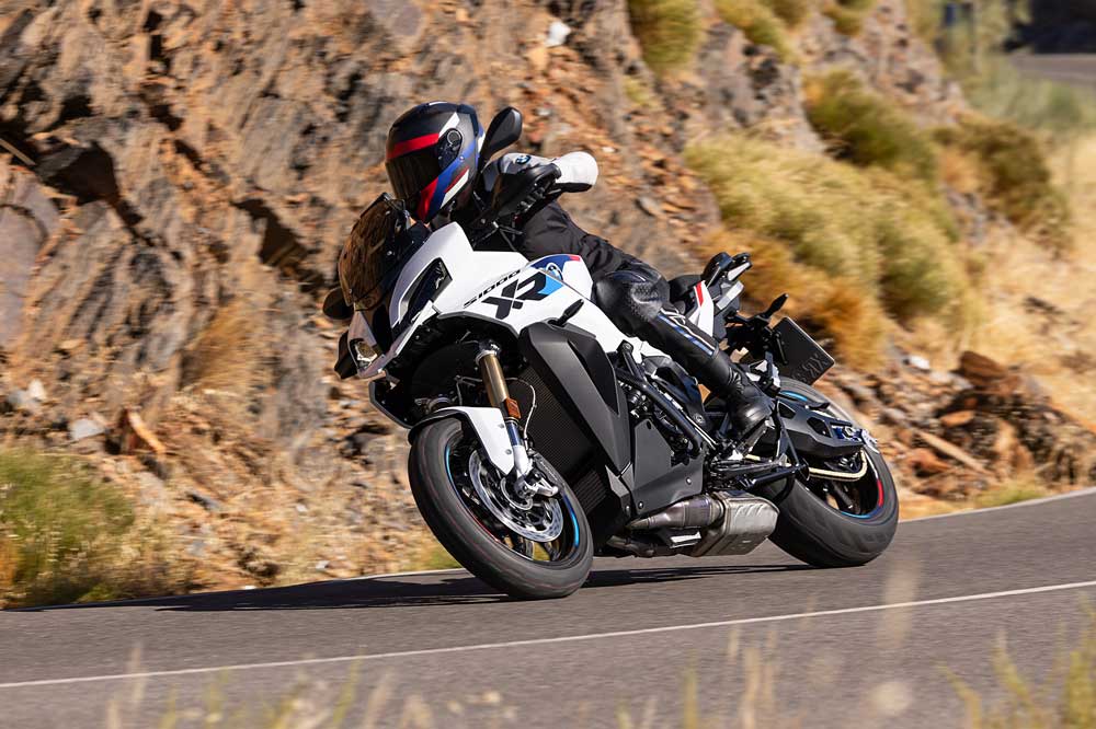 La BMW S 1000 XR 2024 tiene algo más de potencia que la versión anterior.