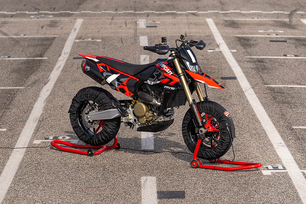 Ducati estrena con la Hypermotard su nuevo motor de un cilindro.