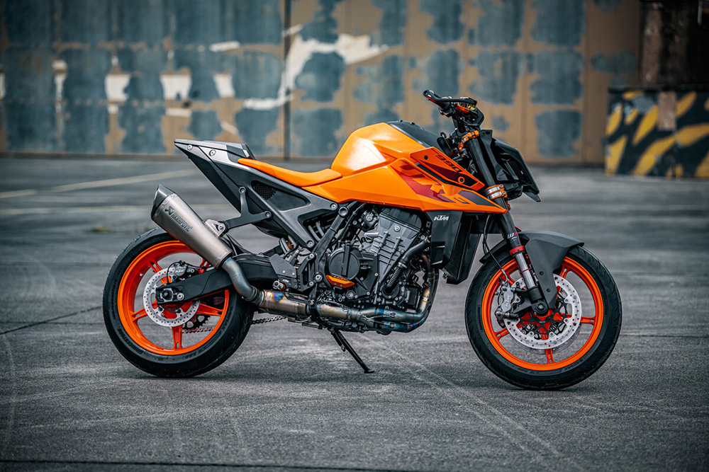 El motor de esta 990 es el mismo que el de la 890 con pistones más grandes.