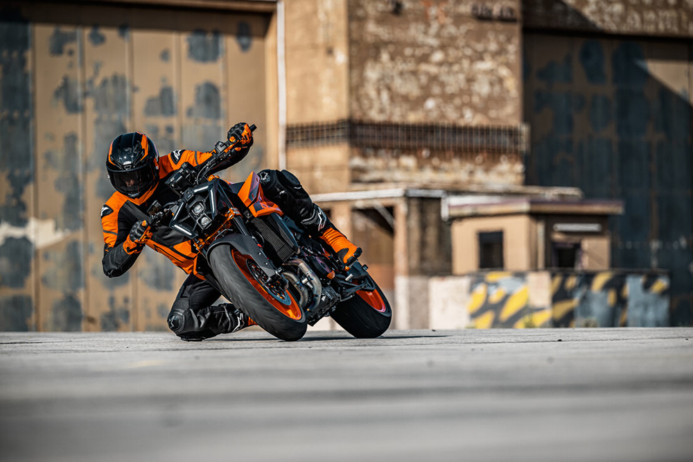 Como novedad, la KTM 990 Duke estrena un frotal mucho más compacto.
