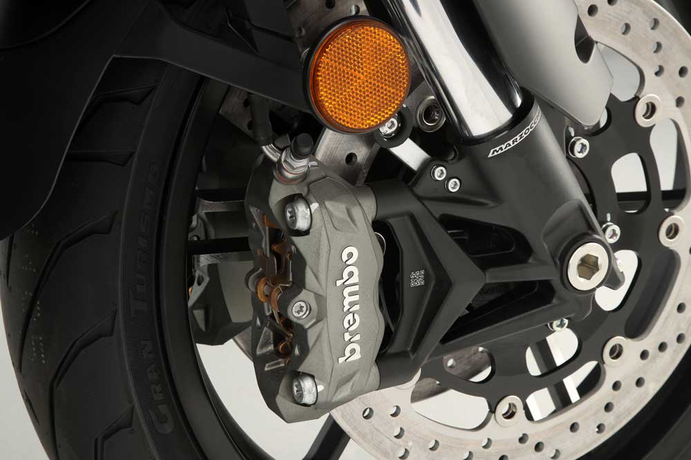 Esta QJ Motor SRT 700 equipa frenos Brembo.