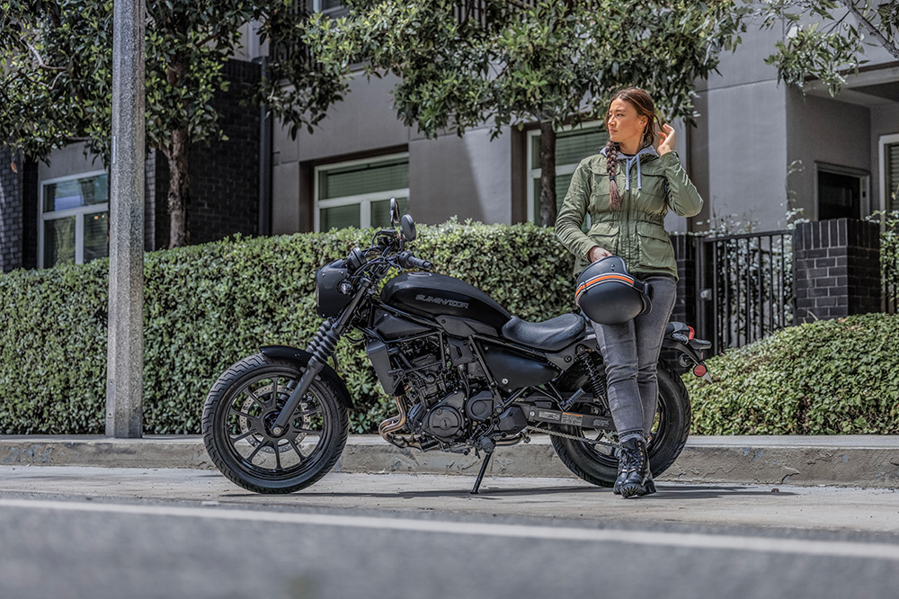 La Kawasaki Eliminator se adapta a cualquier talla y tipo de piloto.