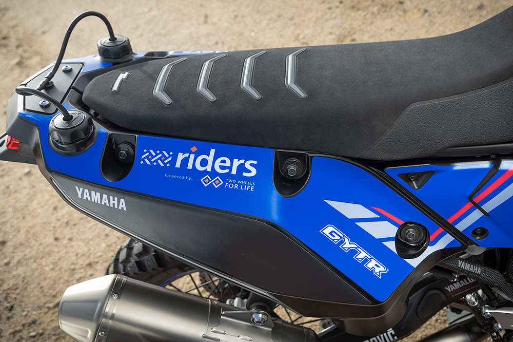 Con los Kits performance puedes dar un aspecto mucho más dakariano a tu Yamaha Tenere.