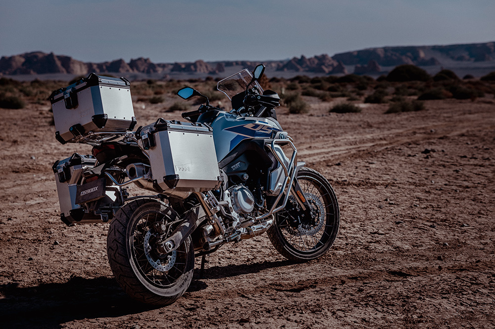 La Zones 900 DSX es una moto infatigable y rutera.