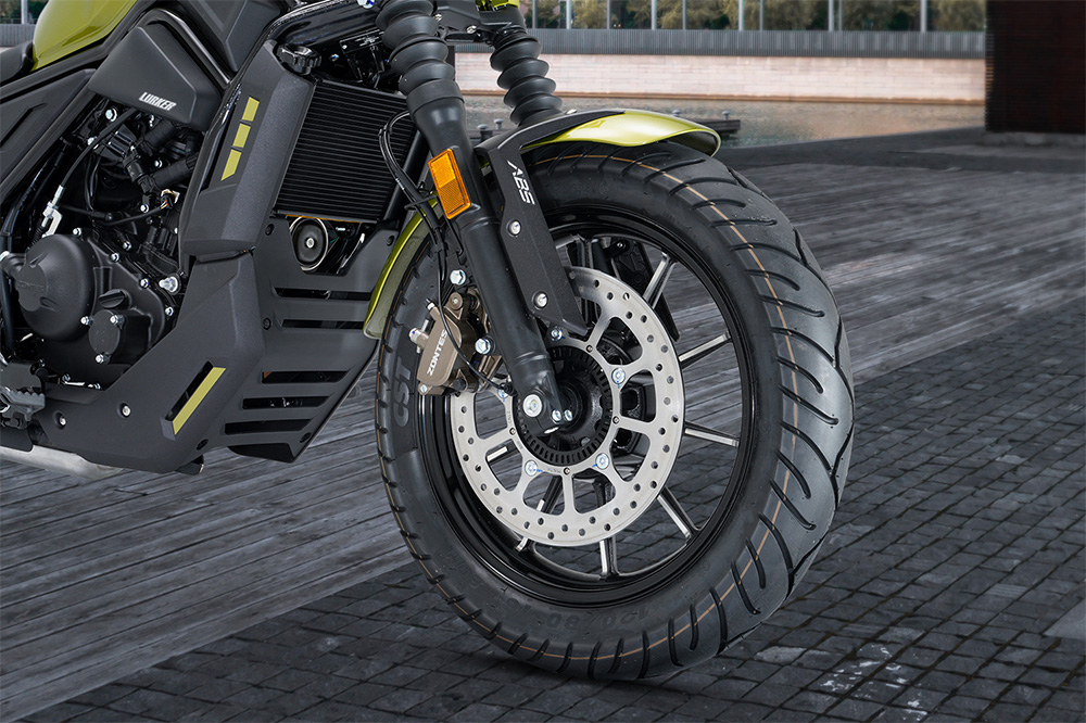La Zontes C 125 cuenta con ABS de doble vía.