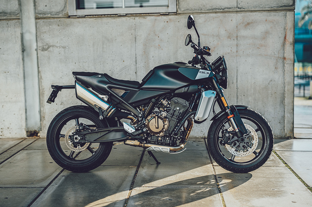 La Husqvarna Svartpilen se basa en la KTM 790 Duke