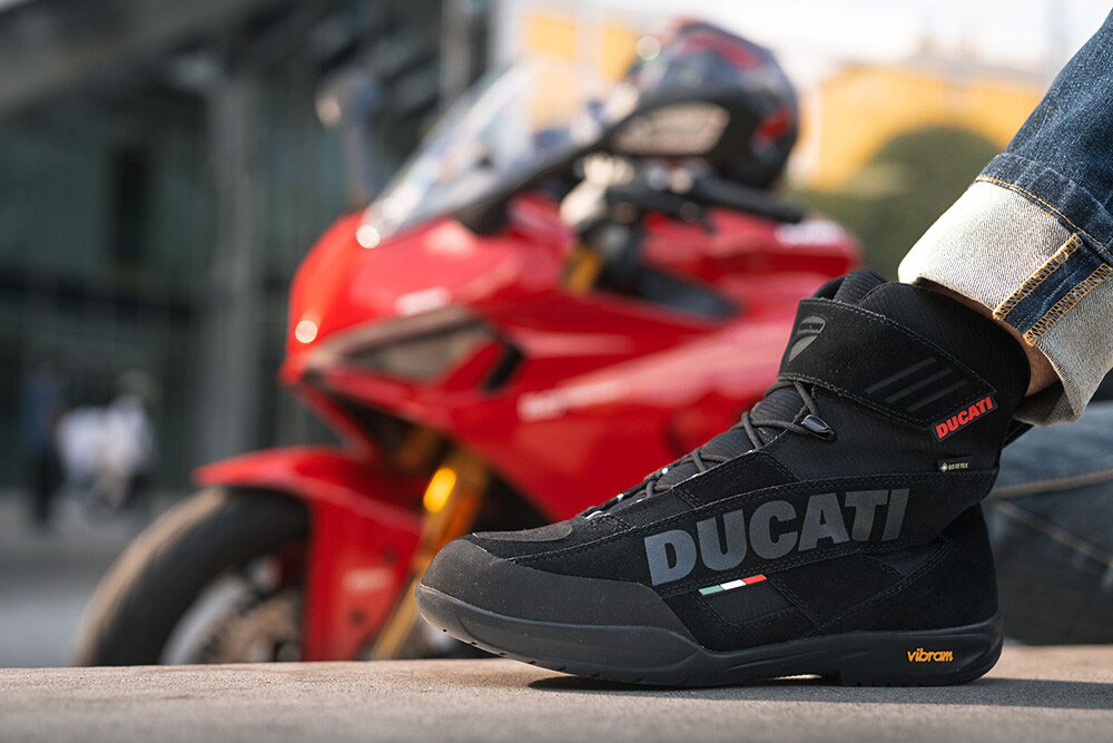 Ducati Company C4: botas bajas para turismo y uso diario en moto