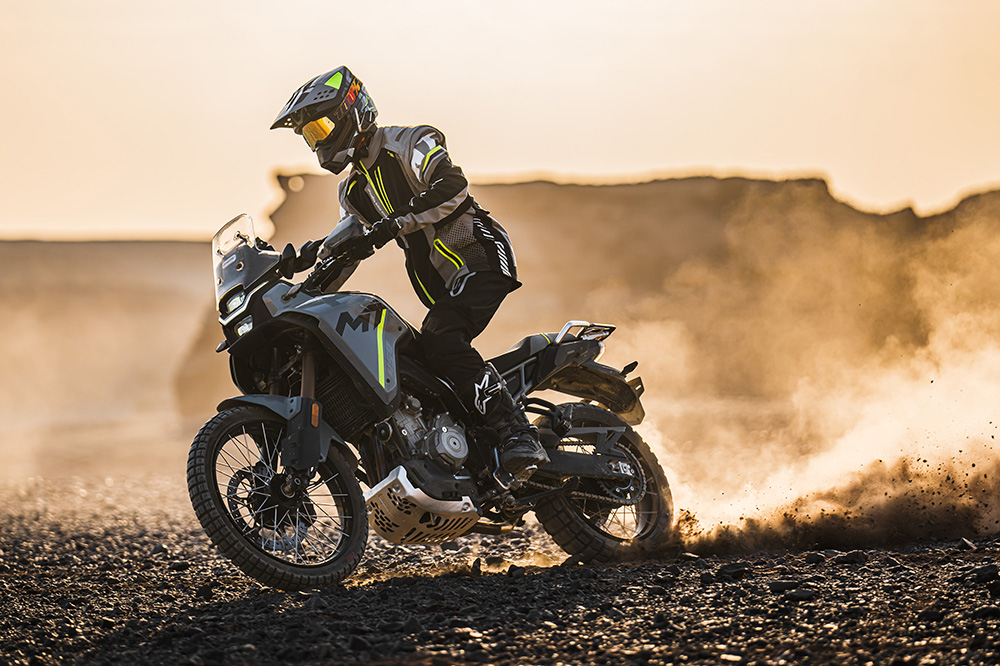 Con esta CFMoto 450MT te puedes atrever a excursiones por caminos.