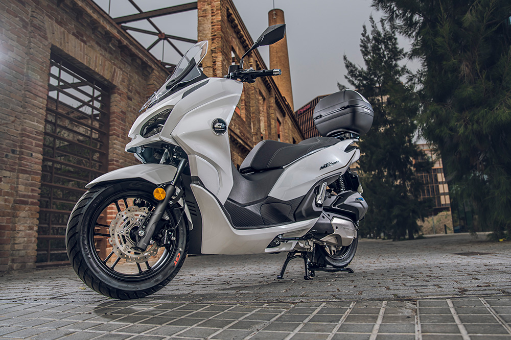 El QJ Motor MTX 125 es un scooter urbano con alma de GT.