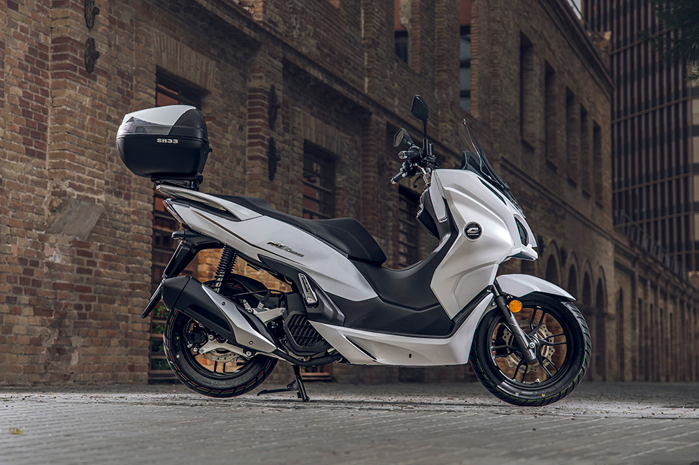 QJ Motor te ofrece de serie el top case para mejorar la capacidad de carga de su scooter.