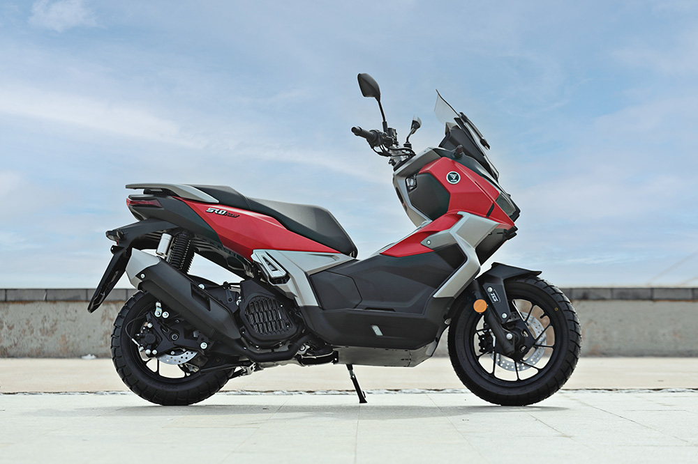 Este scooter adventure tiene suspensiones con algo más de recorrido.