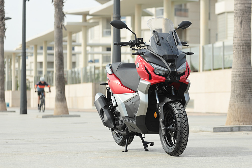 En el frontal del scooter tenemos una cámara de vídeo integrada de serie.