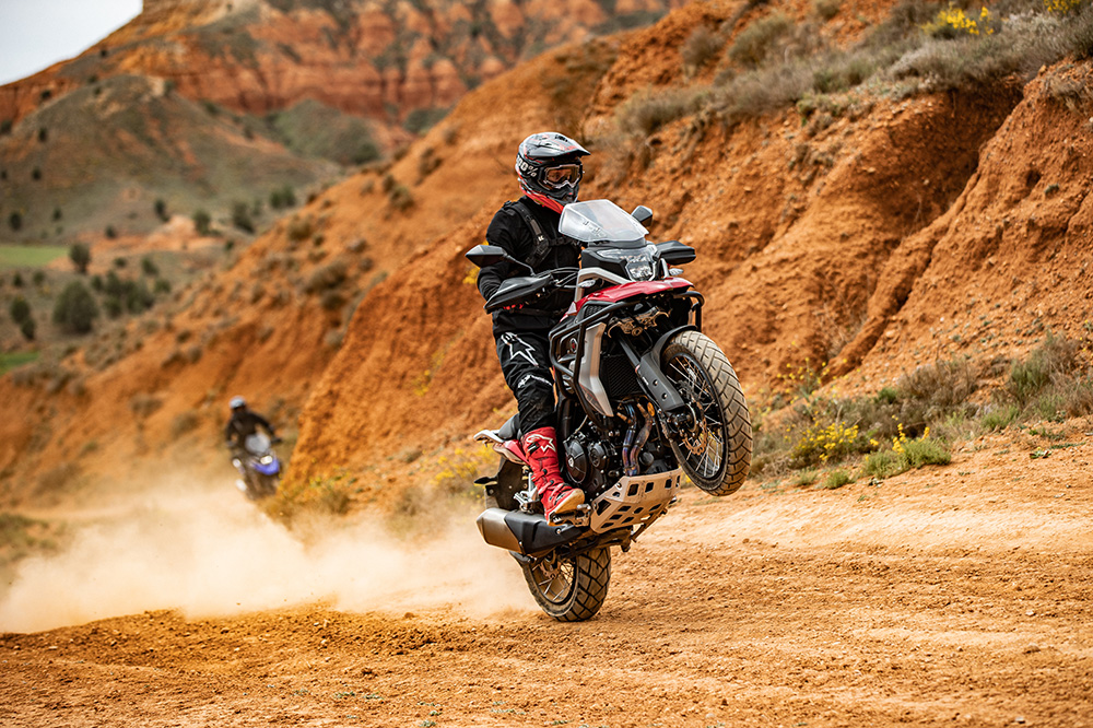 Macbor siempre da un claro toque off road a sus motos.