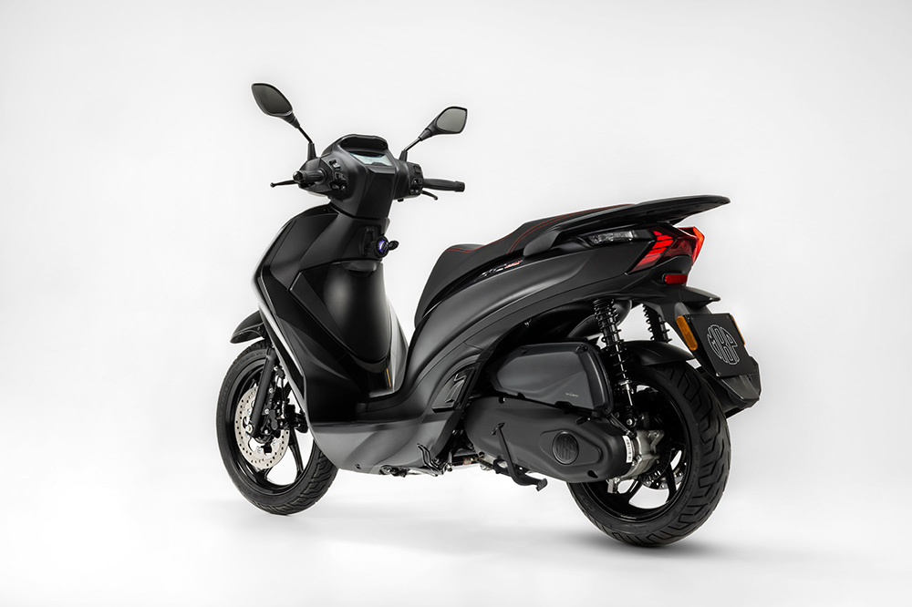 Frente a otros scooter de la categoría ofrece motor refrigerado por agua y ABS.