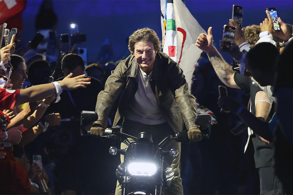 Tom Cruise en moto tras la clausura de los juegos olímpicos.