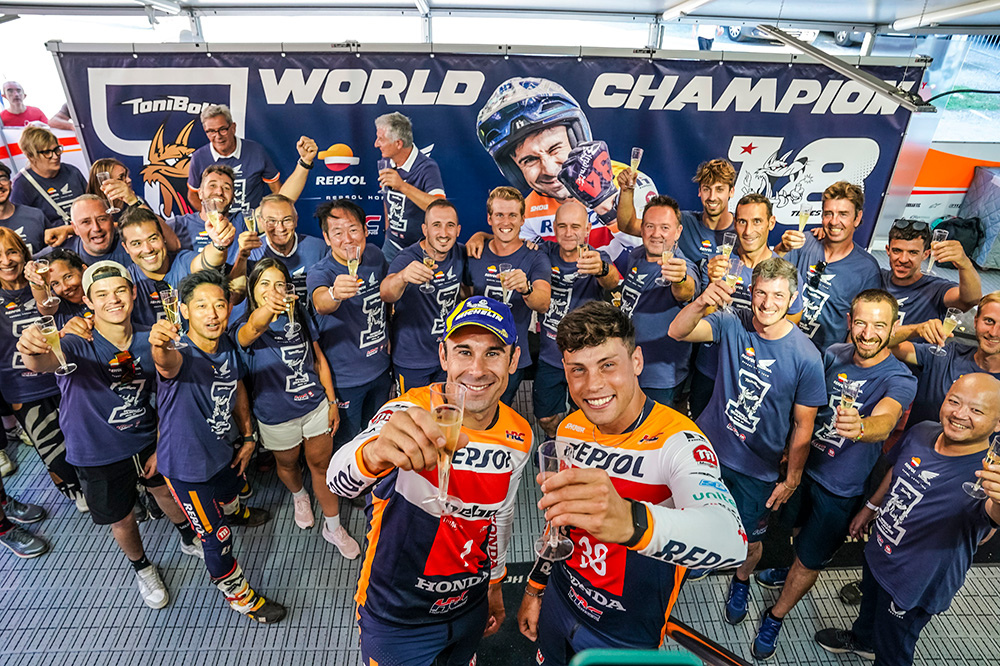 Toni Bou y Gabriel Martelli con todo el equipo Montesa Honda.