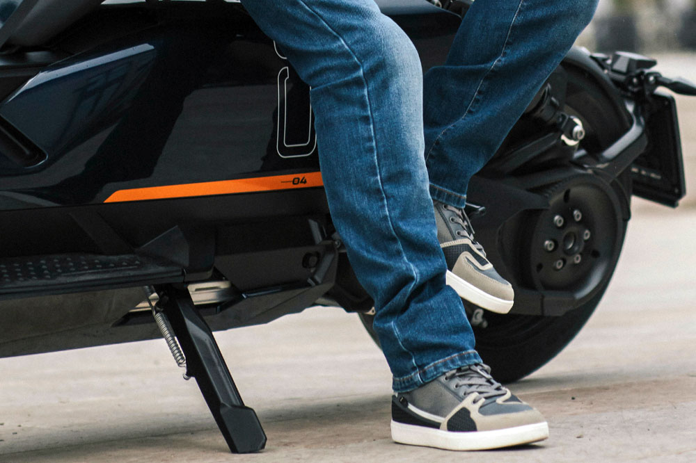 Pantalones Pro Road y botas CE Lock de Acerbis, todo estilo, comodidad y seguridad