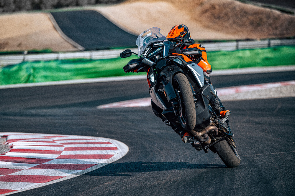 KTM no puede impedir que todas sus motos tengan un toque deportivo.
