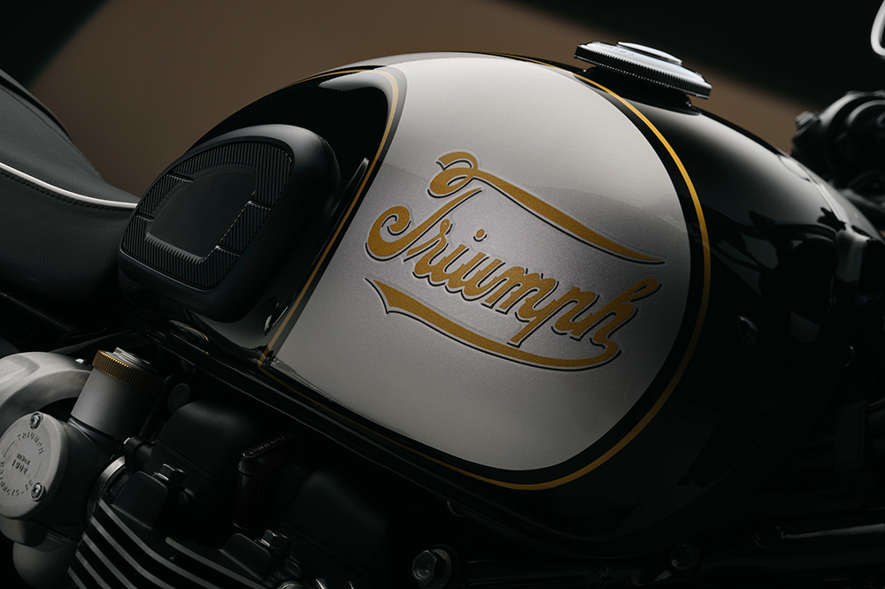 Triumph recupera su logotipo clásico en los depósitos de las Icon Edition.