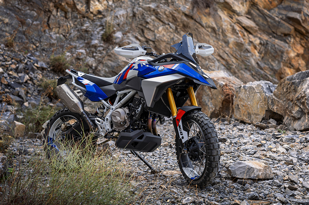 El motor de dos cilindros en línea la separa de su "hermana pequeña" la 310 GS