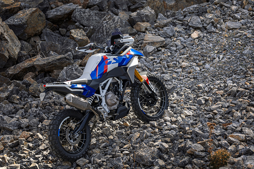 A diferencia de la G 310 GS, esta 450 sí es una moto aventurera y off road.