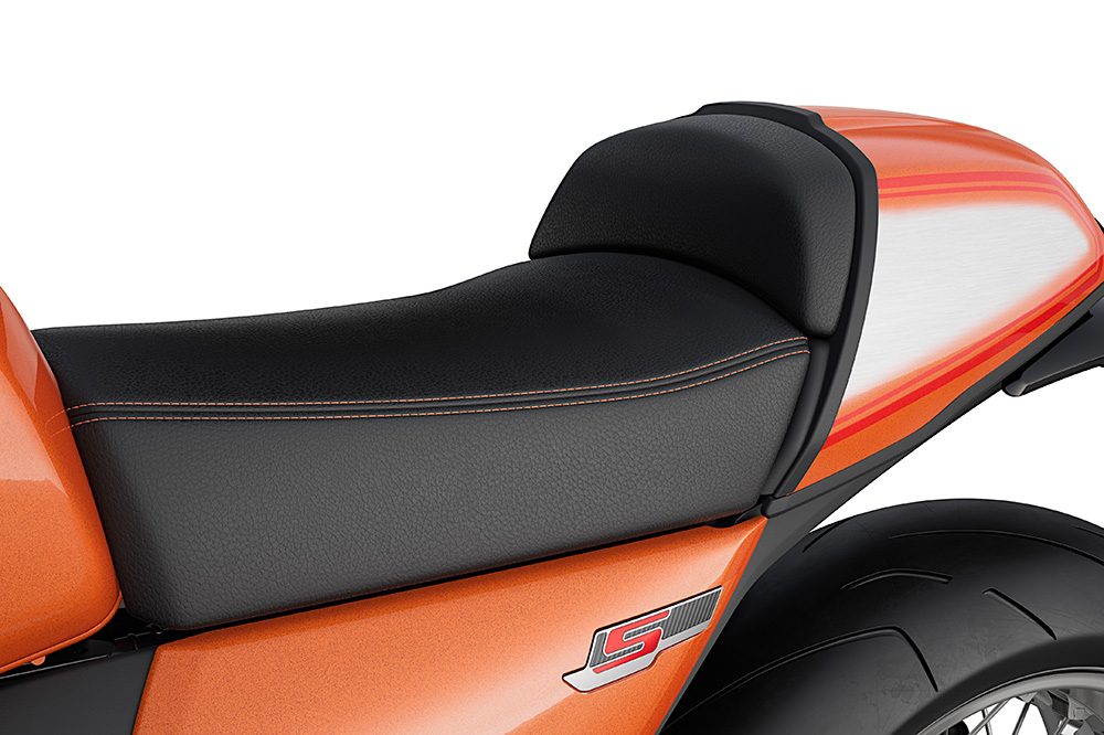 Asiento y colín trasero de corte deportivo.